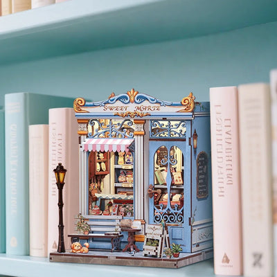 Book Nook - Sweet Mariey dekorativ auf einem Schreibtisch platziert