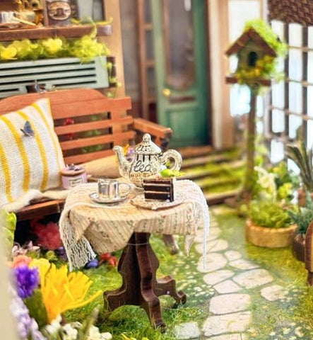 Nahaufnahme des DIY Book Nook - Sylvia Garden mit reichhaltigen Details