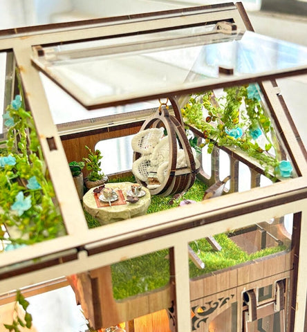 Nahaufnahme des DIY Book Nook - Sylvia Garden mit reichhaltigen Details