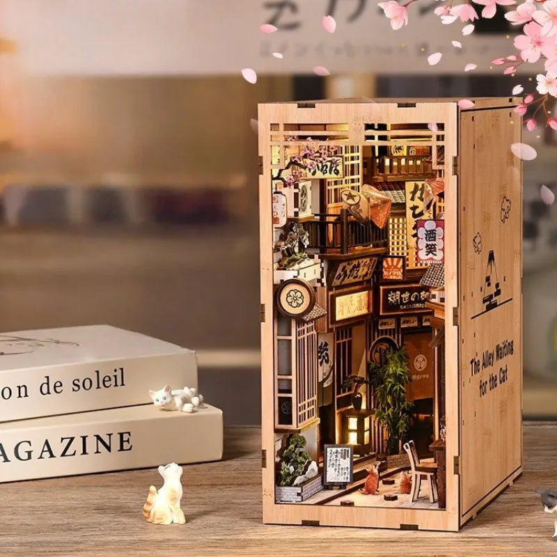 Seitliche Ansicht des Book Nook - The Alley Waiting for the Cat mit gut sichtbaren Elementen