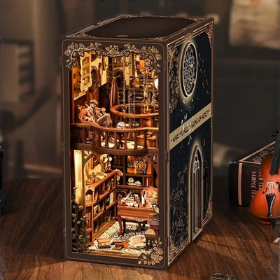 Seitliche Ansicht des Book Nook - The Case of the Hidden Box mit gut sichtbaren Elementen