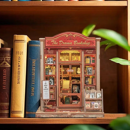 Book Nook - The Drama Bookshop dekorativ auf einem Schreibtisch platziert