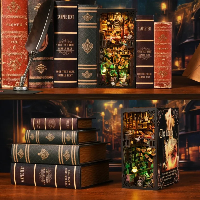 Book Nook - The House of Magic dekorativ auf einem Schreibtisch platziert