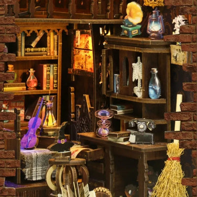 Detailansicht eines dekorativen Elements im Book Nook - The Magic Study mit feinen Details