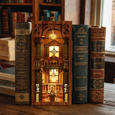 Book Nook - The Philosophical Library dekorativ auf einem Schreibtisch platziert
