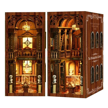 Book Nook - The Philosophical Library Gesamtansicht mit präzise geschnittenen Holzteilen und hochwertiger Verarbeitung