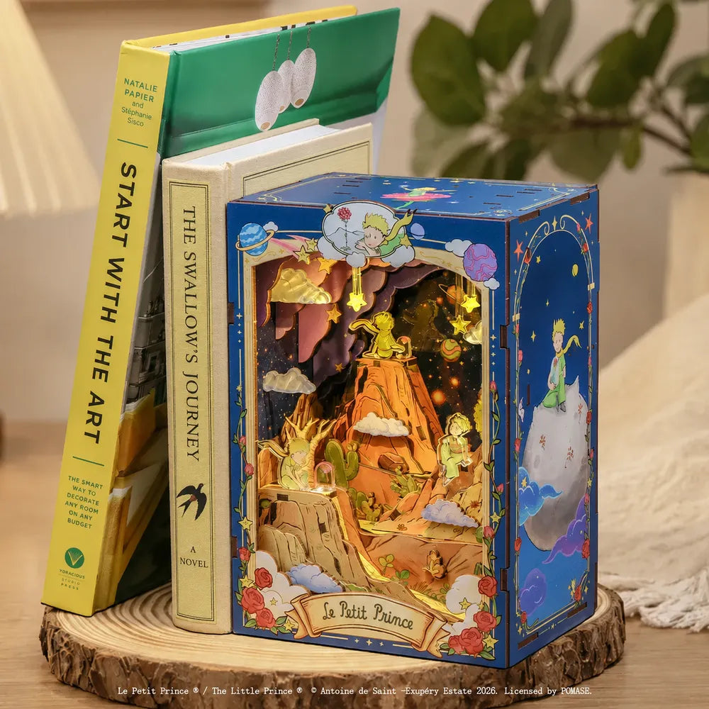 The Planet and the Rose als beleuchtete Dekoration zwischen Büchern