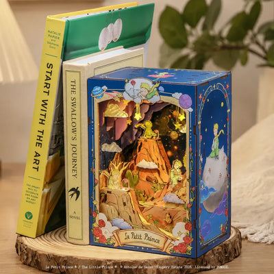 The Planet and the Rose als beleuchtete Dekoration zwischen Büchern