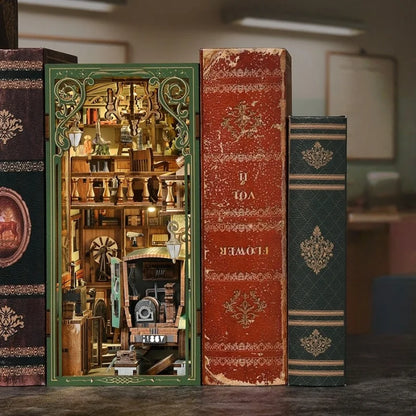 Book Nook - The Radium Lady Gesamtansicht mit detaillierter Szenerie