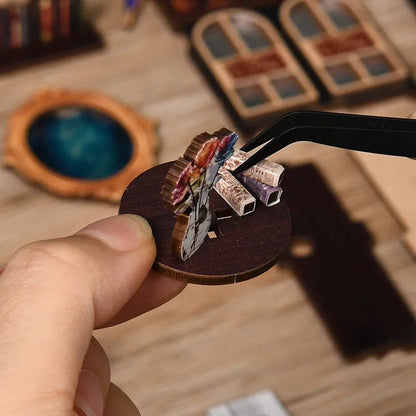 Detailansicht des Book Nook - The Realm Of The Magic Book mit präzise geschnittenen Holzteilen aus hochwertigem Material