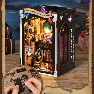 Nahaufnahme des Book Nook - The Realm Of The Magic Book mit reichhaltigen Details