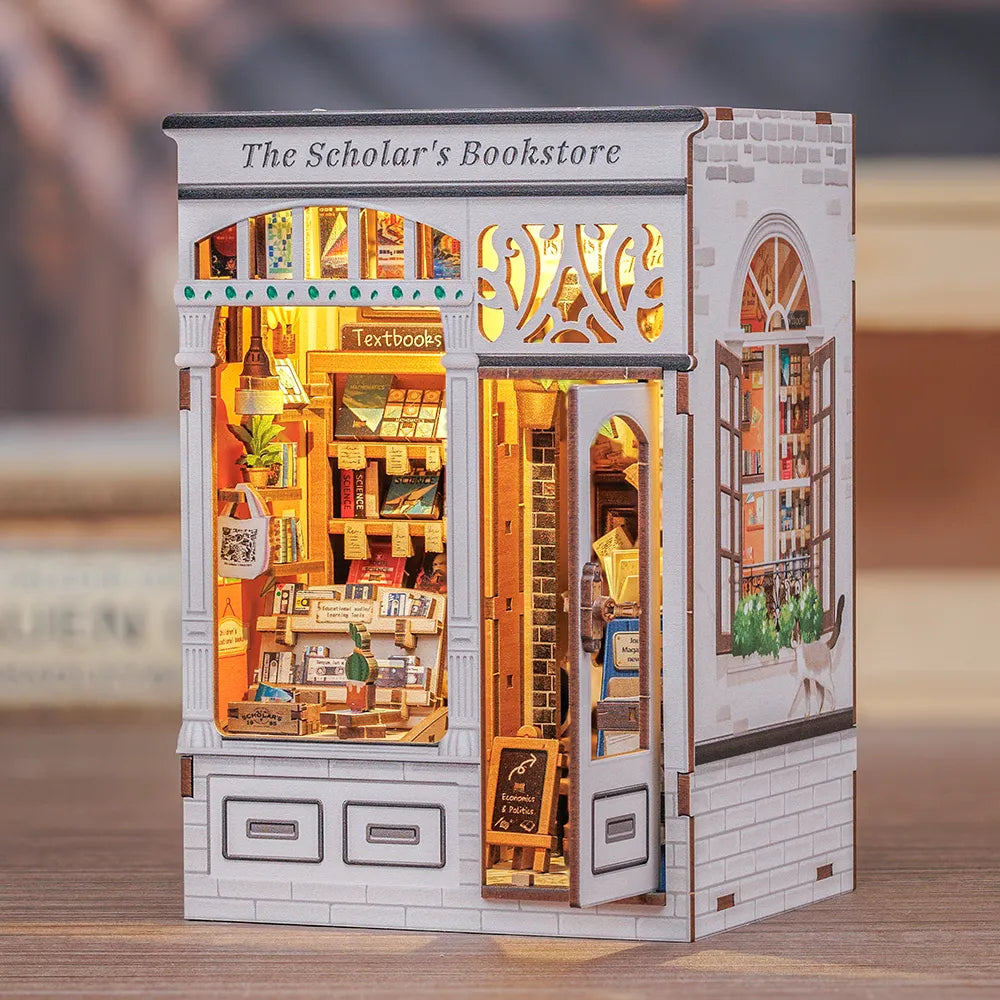 Seitliche Ansicht des Book Nook - The Scholar's Bookstore mit gut sichtbaren Elementen
