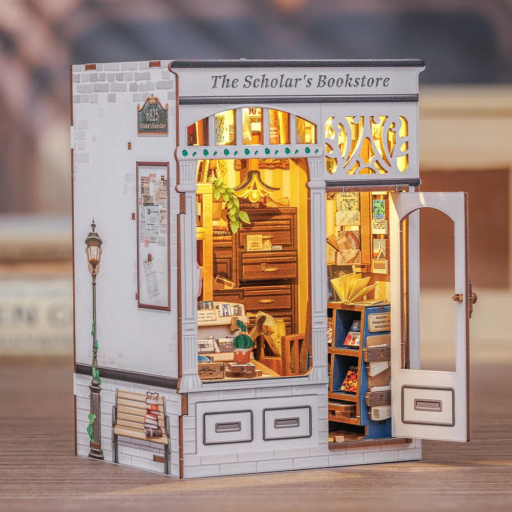 Seitliche Ansicht des Book Nook - The Scholar's Bookstore mit gut sichtbaren Elementen