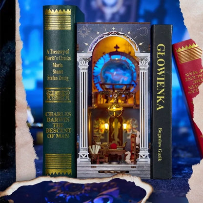 Book Nook - The Secret Scroll of the Galaxy dekorativ auf einem Schreibtisch platziert