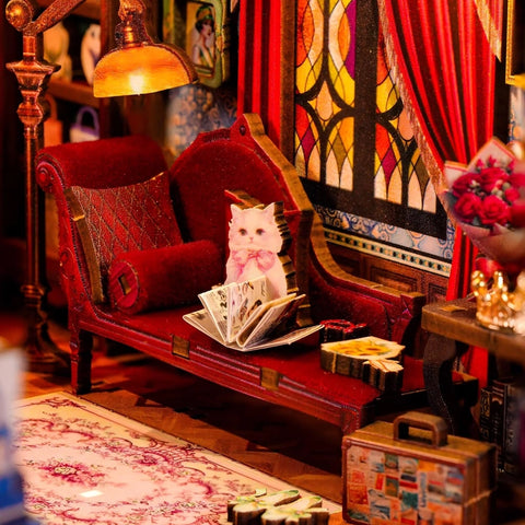 Rote Chaiselongue mit weißer Theaterkatze, Fächer und Blumen