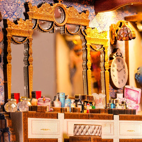 Beleuchteter Schminktisch mit Spiegel, Parfüm und Bühnen-Make-up