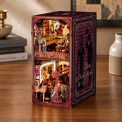 Vista laterale del book nook Theatre Dressing Room con struttura viola