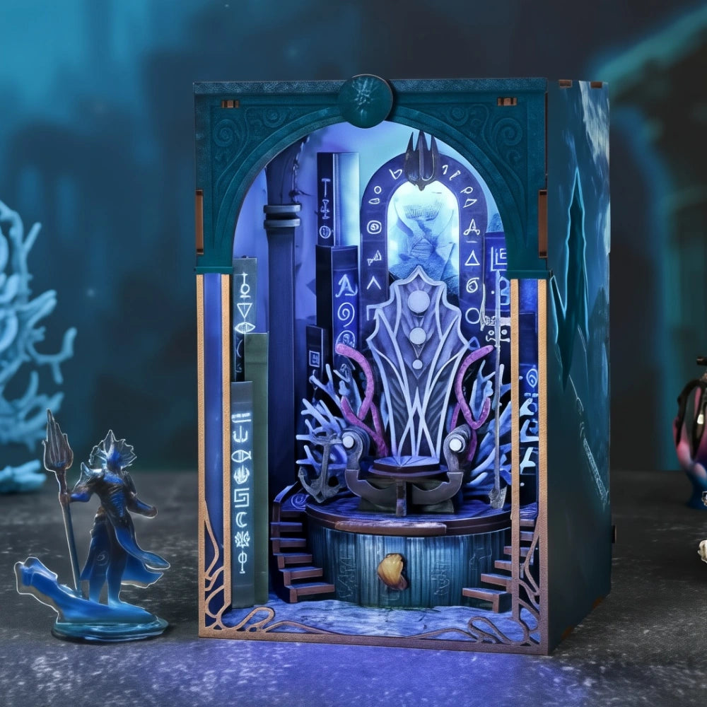 Seitliche Ansicht des Book Nook - Throne of Aqua mit gut sichtbaren Elementen