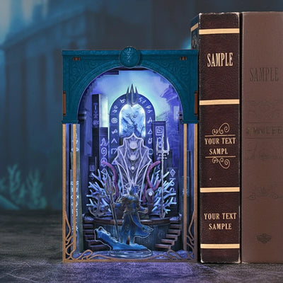 Book Nook - Throne of Aqua dekorativ auf einem Schreibtisch platziert