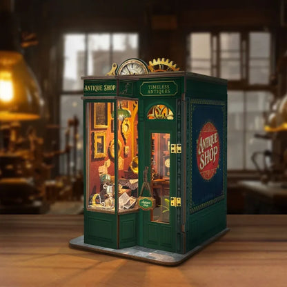 Seitliche Ansicht des Book Nook - Timeless Antique Shop mit gut sichtbaren Elementen