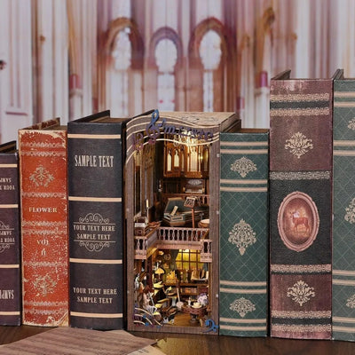 Book Nook - Timeless Melody dekorativ auf einem Schreibtisch platziert