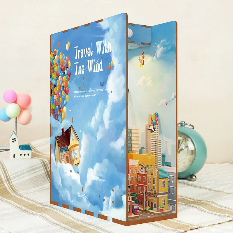 Seitliche Ansicht des Book Nook - Travel With The Wind mit gut sichtbaren Elementen