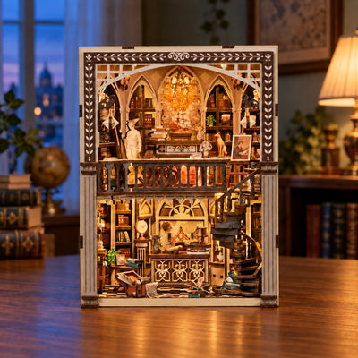 Traveler's Bookstore – Beleuchtetes Modell in einer abendlichen Fotokulisse