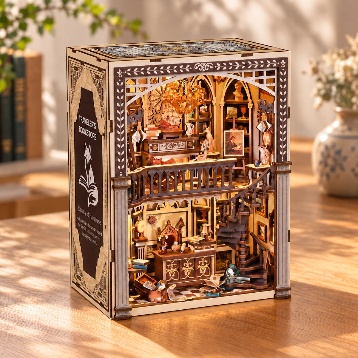 Traveler's Bookstore – Seitliche Ansicht der offenen Bücherwelt