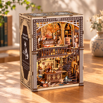 Traveler's Bookstore – Seitliche Ansicht der offenen Bücherwelt