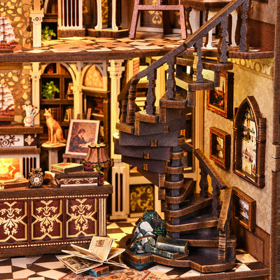 Traveler's Bookstore – Geschwungene Treppe neben dem verzierten Tresen