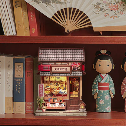 Book Nook - Tsukino Eogi-dou dekorativ auf einem Schreibtisch platziert