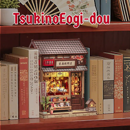 Book Nook - Tsukino Eogi-dou dekorativ auf einem Schreibtisch platziert