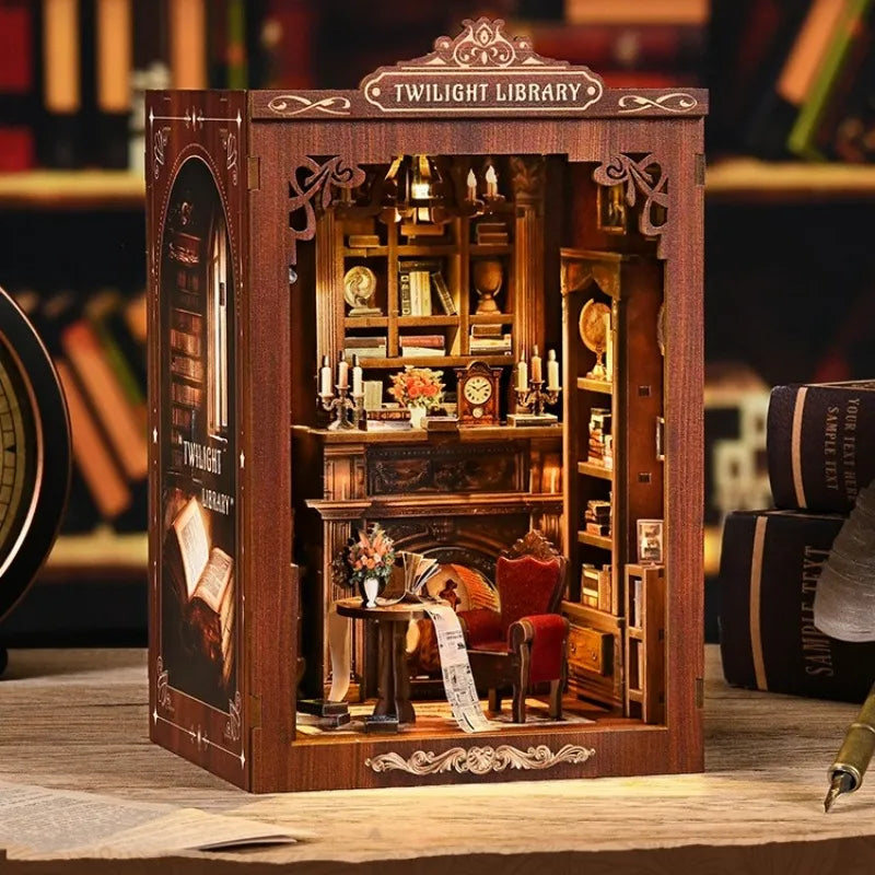 Seitliche Ansicht des Book Nook - Twilight Library mit gut sichtbaren Elementen