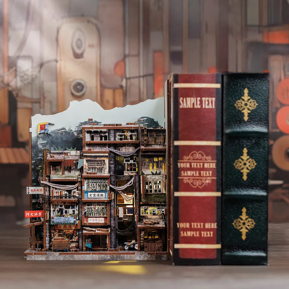 Book Nook - Twilight of the Warriors: Walled In dekorativ auf einem Schreibtisch platziert