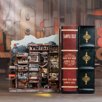 Book Nook - Twilight of the Warriors: Walled In dekorativ auf einem Schreibtisch platziert