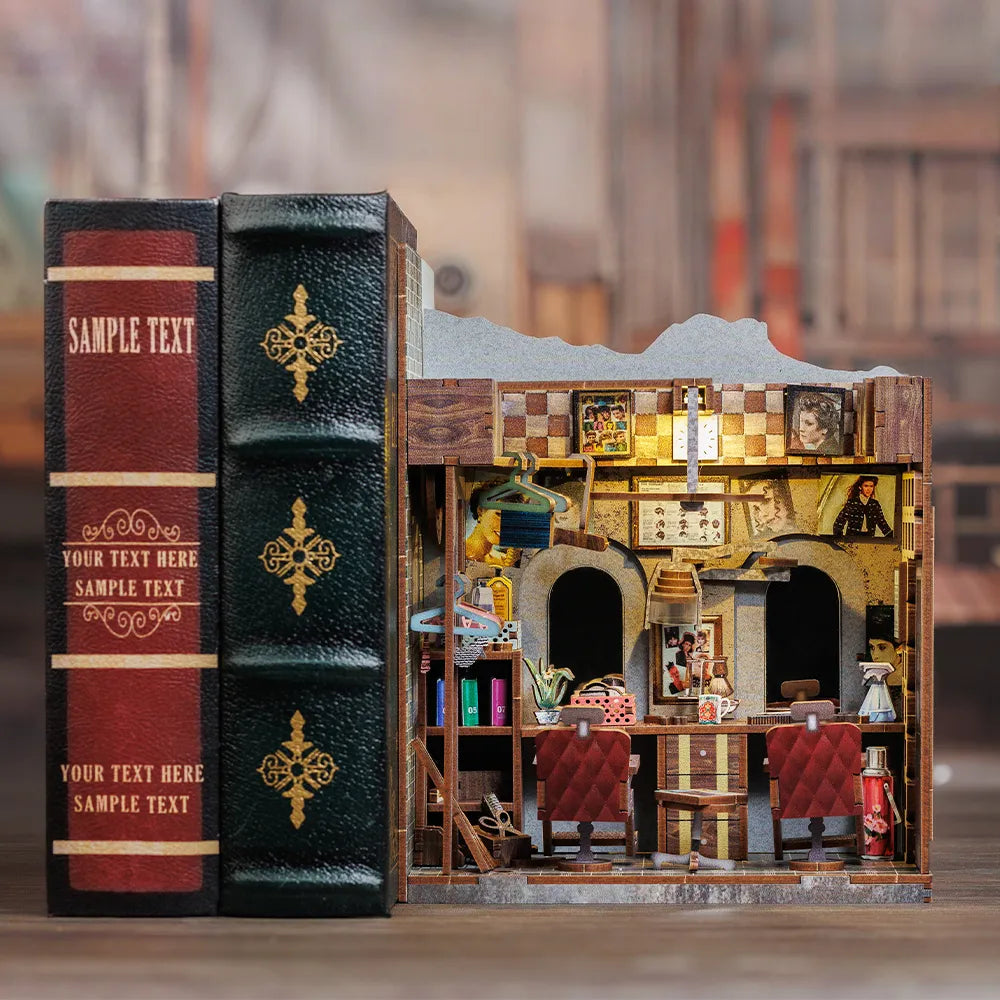 Book Nook - Twilight of the Warriors: Walled In dekorativ auf einem Schreibtisch platziert