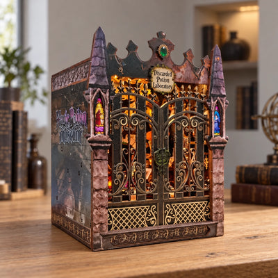 Twilight Potion Mystic Realm visto da sinistra con parete decorata e facciata illuminata