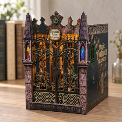 Vista da destra del Book Nook con finestra verde e portale gotico