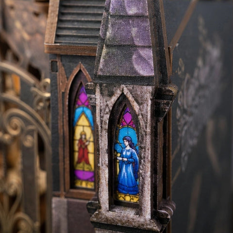 Gotische Türmchen mit farbigen Fenstermotiven am Book Nook