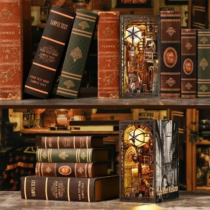 Book Nook - Uncle Peter’s Warehouse dekorativ auf einem Schreibtisch platziert