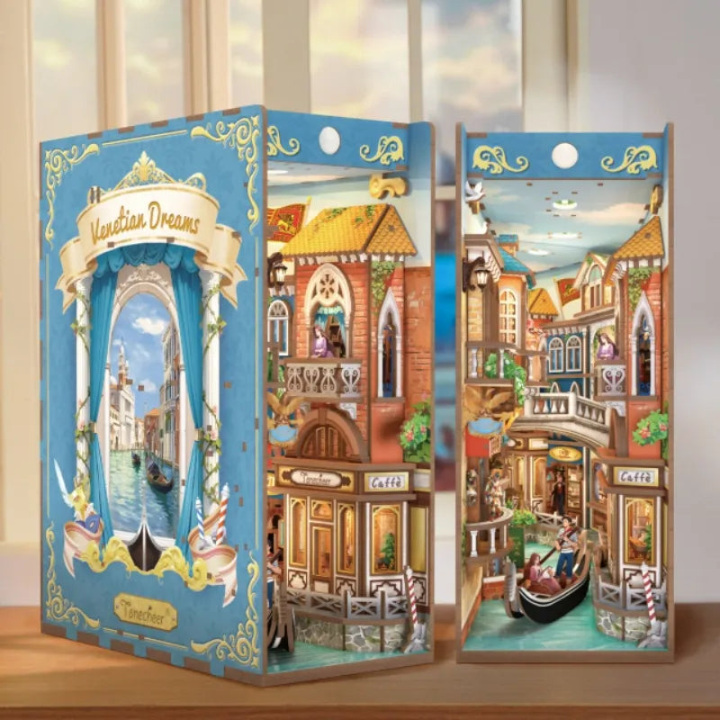Seitliche Ansicht des Book Nook - Venetian Dreams mit gut sichtbaren Elementen
