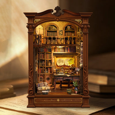 Warm beleuchtete Frontansicht des Vintage Archive Book Nooks