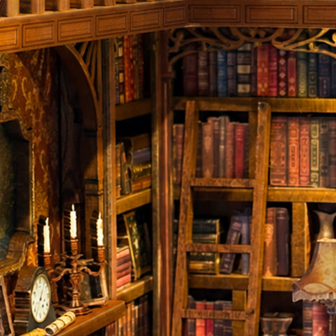 Bücherleiter vor gefüllten Regalen im Vintage Archive