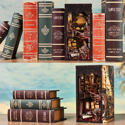 Book Nook - Voyage Memories dekorativ auf einem Schreibtisch platziert
