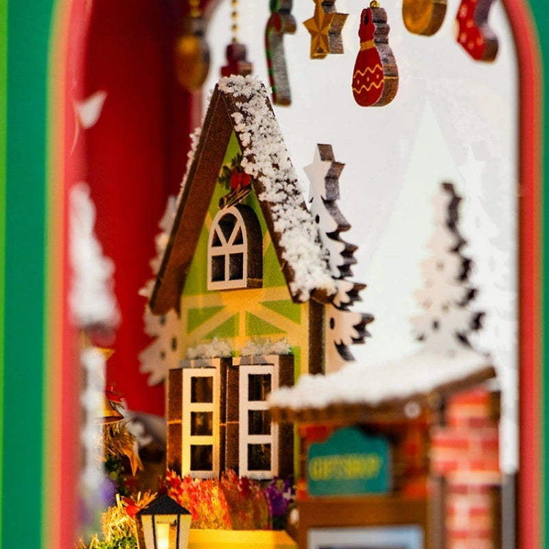 Detailansicht eines dekorativen Elements im Book Nook - Winter Of Christmas mit feinen Details