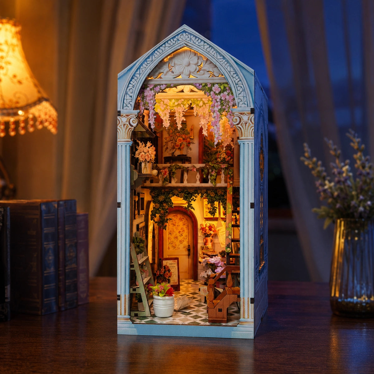 Woodland Flower Lane iluminado al anochecer