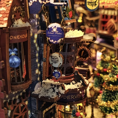 Dettaglio delle insegne sospese, dei tetti innevati e dell'albero di Natale
