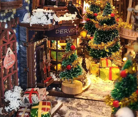 Collage del vicolo natalizio con alberi, pupazzo di neve, botteghe e insegne magiche