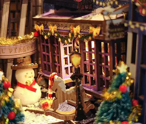 Vista frontale illuminata del Book Nook Christmas Snowy Night su sfondo rosso