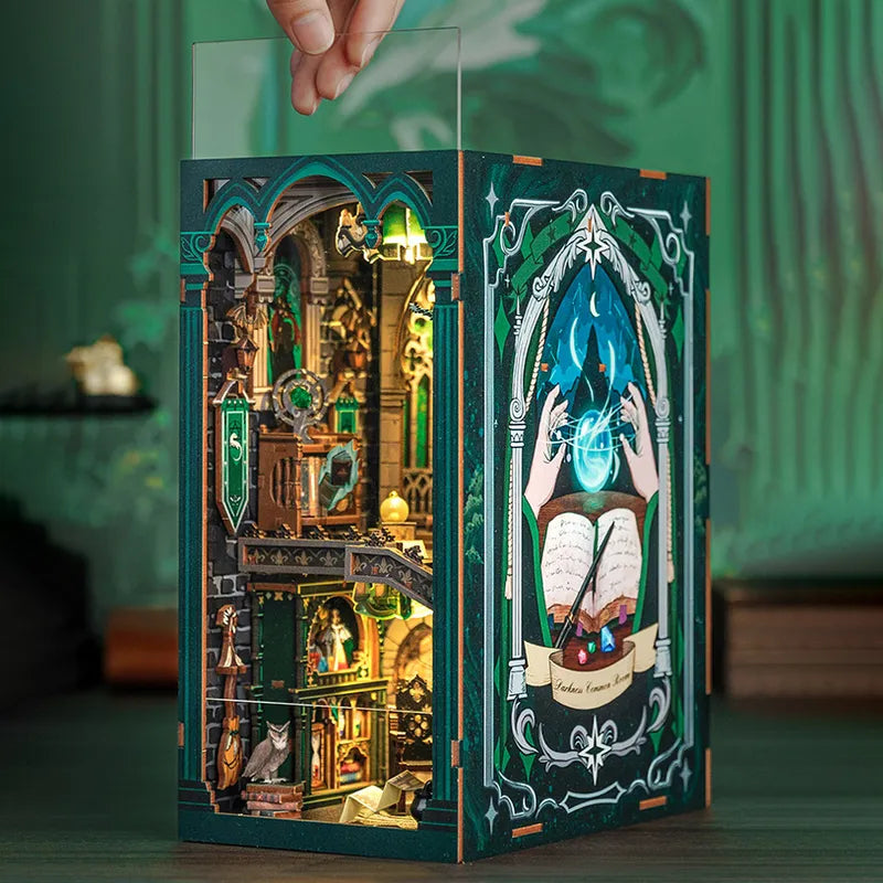 Inserimento del pannello trasparente superiore nel Book Nook Darkness Common Room